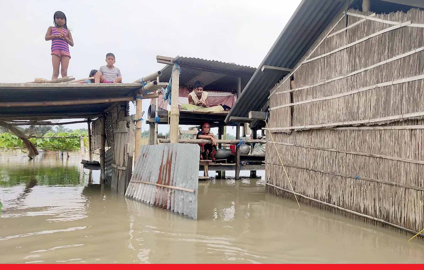 असम में बाढ़ का कहर: 32 जिलों में 55 लाख लोग प्रभावित, 101 की मौत, चारों ओर तबाही का मंजर