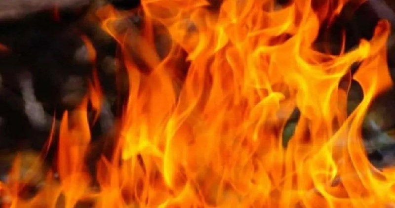 यूपी के जौनपुर में घरेलू गैस सिलेंडर में लगी भीषण आग में जिंदा जलकर मां-बेटे समेत 3 की मौत