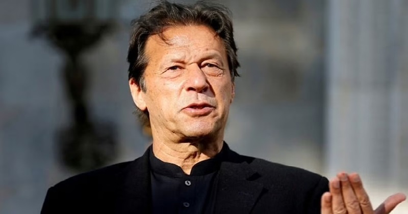 पाकिस्तान के पूर्व प्रधानमंत्री इमरान खान के बेडरूम में खुफिया कैमरा लगाते पकड़ाया नौकर

