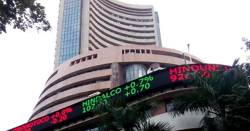 बिकवाली के दबाव में टूटा शेयर बाजार, सेंसेक्स में 227 अंकों की गिरावट