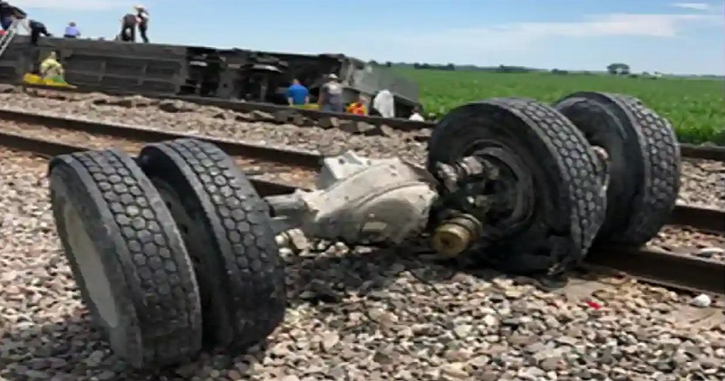 अमेरिका के मिसौरी में ट्रक से टकराने के बाद पटरी से उतरी एमट्रैक ट्रेन, कई लोगों की मौत