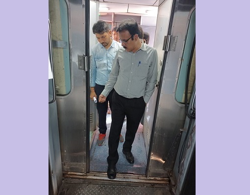 जबलपुर मंडल के डीआरएम ने महाकौशल ट्रेन की साफ सफाई का औचक निरीक्षण, दिये यह निर्देश