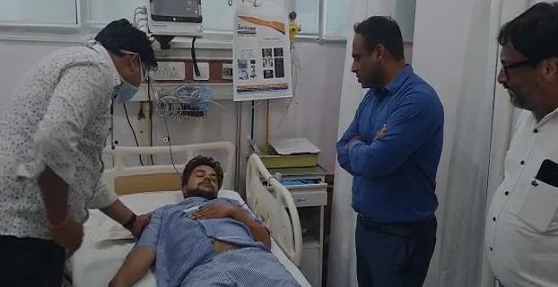 जबलपुर में मतदान कर्मियों की कार खाई में गिरी, दो घायल, अस्पताल पहुंचकर कलेक्टर ने ली स्वास्थ्य की जानकारी