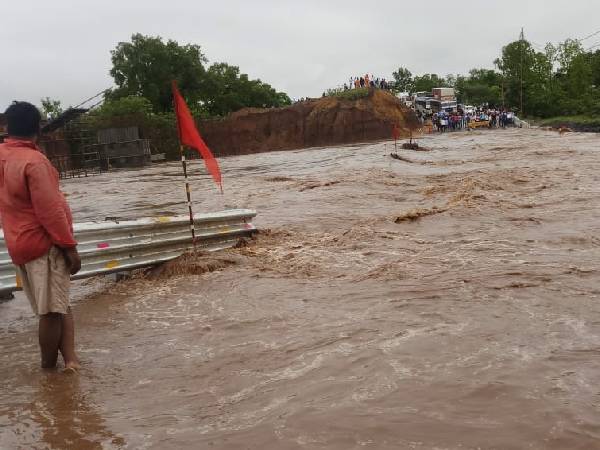 एमपी में जमकर बरस रहा मानसून: भोपाल-नागपुर के बीच पुल के ऊपर बह रहा पानी, हाईवे बंद, 16 जिलों में भारी बारिश का अलर्ट