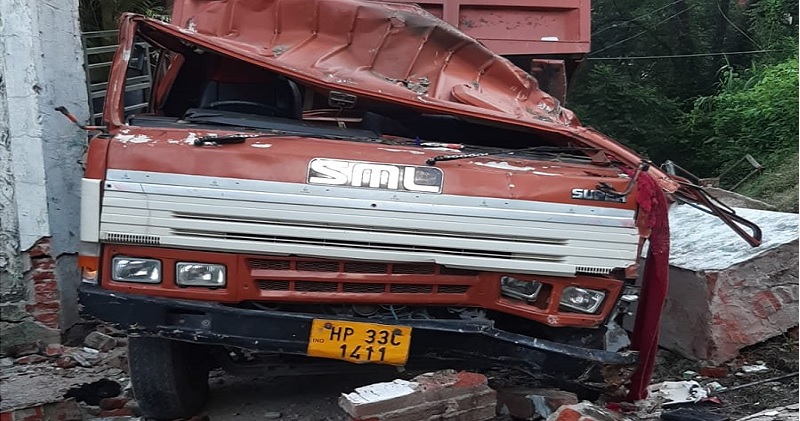 हिमाचल प्रदेश के मंडी में घर में जा घुसा बेकाबू ट्रक, हादसे में तीन लोगों की मौत