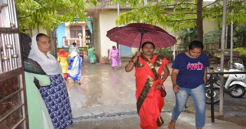 एमपी निकाय चुनाव: बारिश के बीच वोट डालने पहुंचे मतदाता, जबलपुर में 23 प्रतिशत मतदान