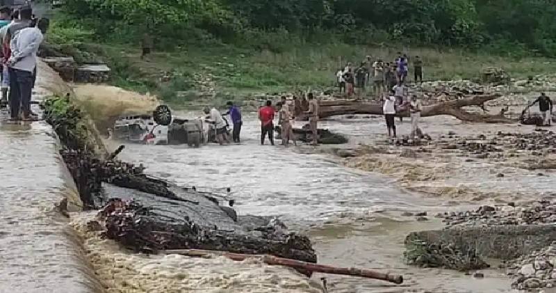 उत्तराखंड: उफनती नदी पार करने के दौरान बही पर्यटकों की कार, 9 लोगों की मौत, एक को बचाया