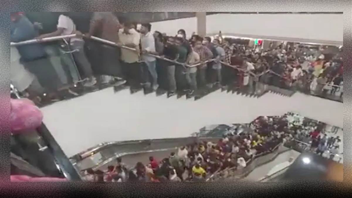 मॉल में डिस्काउंट के ऐलान पर केरल के इस शहर में उमड़ी भीड़, आधी रात से लाइन में लगे लोग