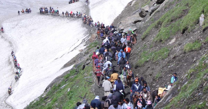 जम्मू-कश्मीर के एलजी का फैसला: अमरनाथ गुफा के ऊपर किया जाएगा हवाई सर्वे, बाढ़ के रास्ते से हटेंगे टेंट