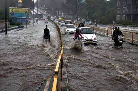 मध्य प्रदेश के 34 जिलों में भारी बारिश का एलर्ट, 24 घंटे में 5 इंच बारिश, फ्लाइट्स पर असर