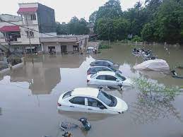 भारी बारिश से गुजरात के 21 जिलों में बाढ़, 61 की मौत, 2000 को एयर लिफ्ट किया, नदियां उफान पर