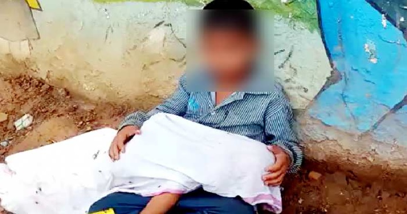 एमपी: एंबुलेंस नहीं मिलने पर मासूम भाई का शव गोद में लेकर सड़क किनारे बैठा रहा 8 साल का बच्चा, डॉक्टरों को नोटिस