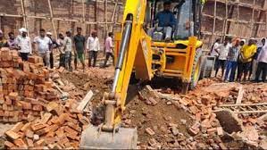 दिल्ली के अलीपुर में निर्माणाधीन गोदाम की दीवार गिरी, कई मजदूर दबे, 5 की मौत, 9 घायल