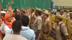 लखनऊ: लुलु मॉल में नमाज विवाद के बाद हनुमान चालीसा बढऩे पर तकरार, प्रदर्शन, पुलिस की सख्ती