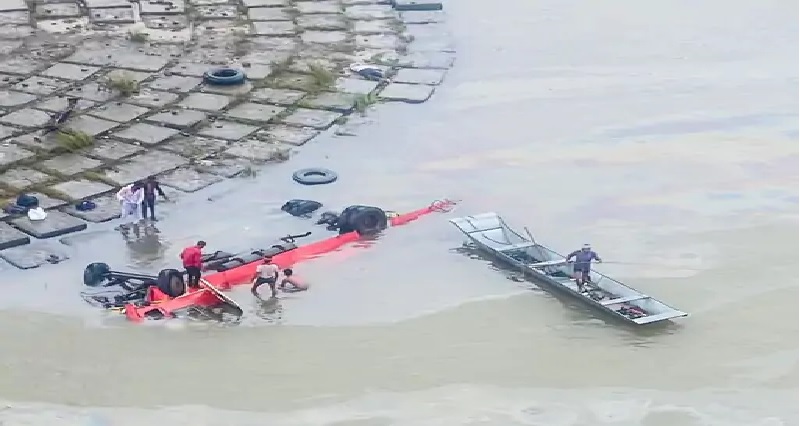 एमपी में बड़ा हादसा: इंदौर से पुणे जा रही यात्रियों से भरी बस नर्मदा नदी में गिरी, अब तक 11 शव निकाले गए