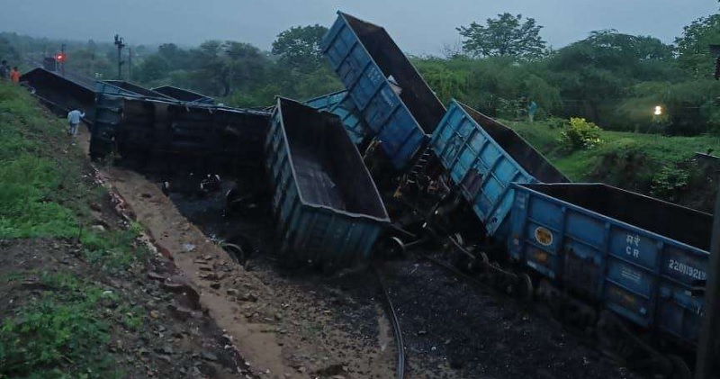 गुजरात के दाहोद में बेपटरी हुई मालगाड़ी: पूरी तरह से ठप हुआ दिल्ली-मुंबई रूट, कई ट्रेनें प्रभावित