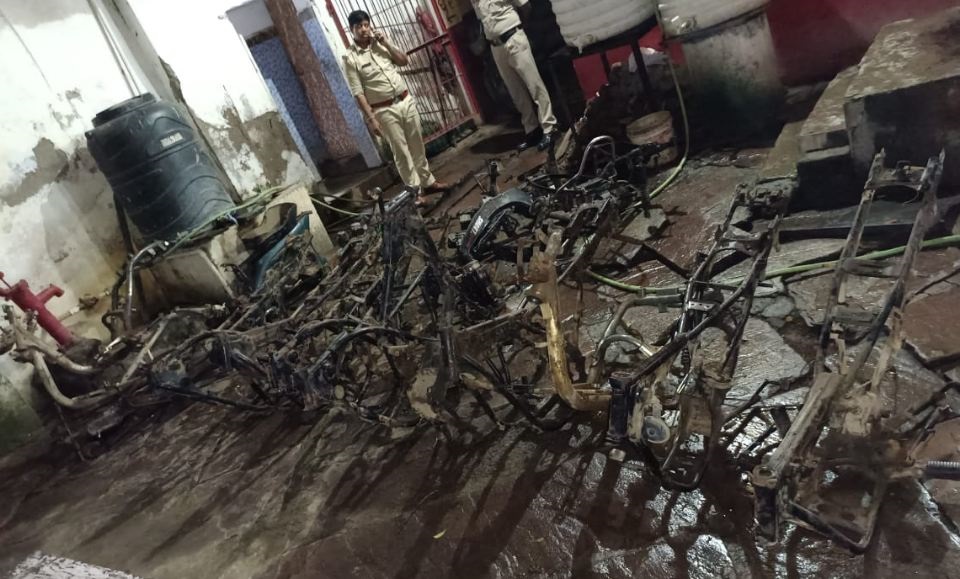 जबलपुर के गुरंदी बाजार में नौशाद कबाड़ी की गोदाम में पुलिस की दबिश, यहां कटते रहे चोरी के वाहन, पांच इंजन, 15 चेचिस जब्त