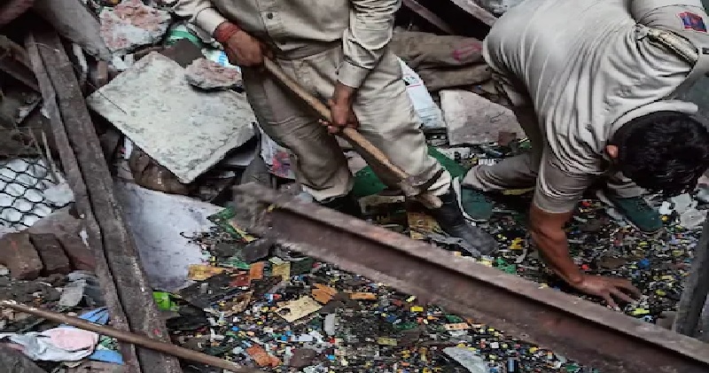 दिल्ली के मुस्तफाबाद में एक इमारत की दो मंजिल ढहने से एक व्यक्ति की मौत, तीन लोग घायल