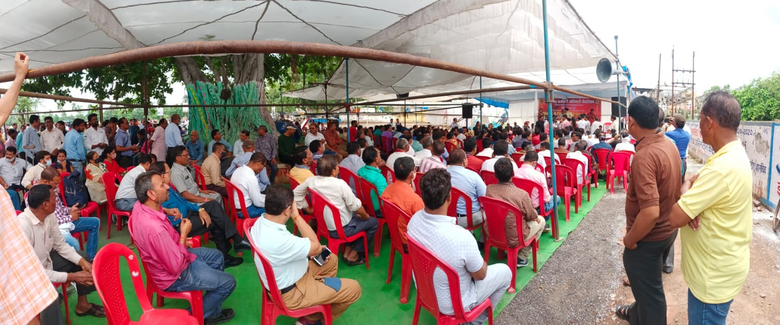 छत्तीसगढ़ में 5 लाख सरकारी कर्मचारियों की हड़ताल शुरू, नारेबाजी, शिवलिंग पर जल चढ़ाकर शिक्षकों का भी आंदोलन