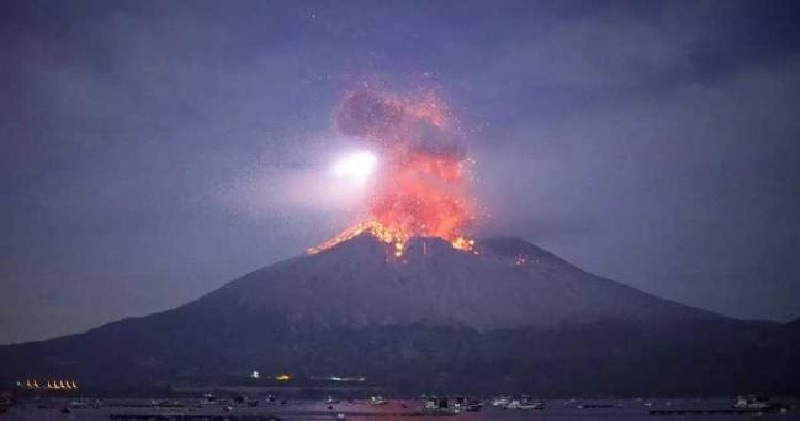 जापान का सकुराजिमा ज्वालामुखी फटा, 2.5 किलोमीटर दूर तक गिरीं ज्वालामुखीय चट्टानें