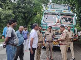 यूपी के सुल्तानपुर में एआरटीओ के स्टाफ को ट्रक ने कुचला, सिपाही समेत दो की मौत, बाल-बाल बचे अधिकारी