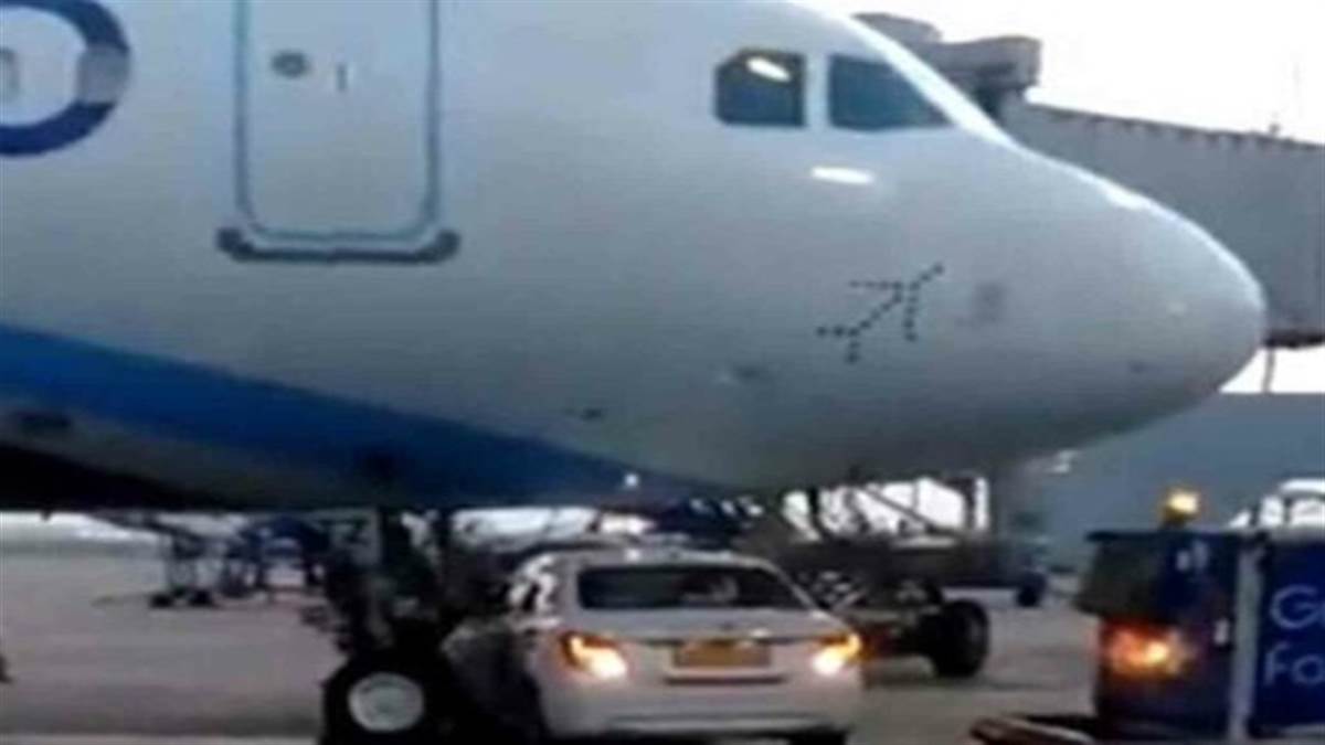 इंडिगो प्लेन में घुसी कार, दिल्ली एयरपोर्ट पर बड़ा हादसा टला