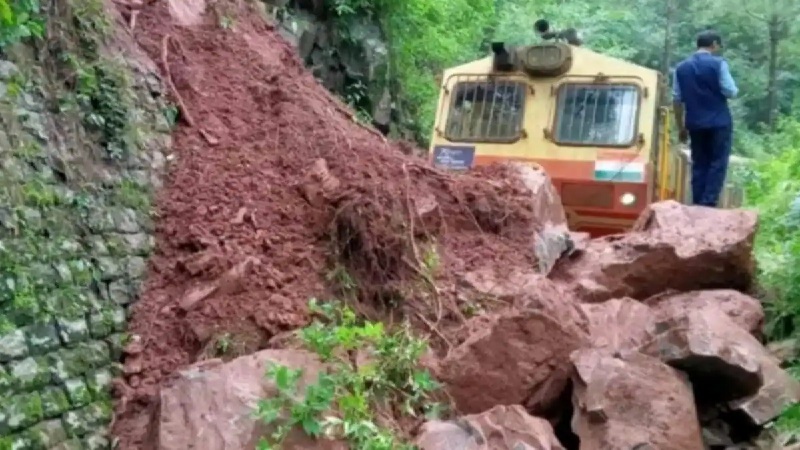 शिमला-कालका रेल रूट पर टला बड़ा हादसा: चलती ट्रेन के सामने आ गिरा पहाड़ी का मलबा
