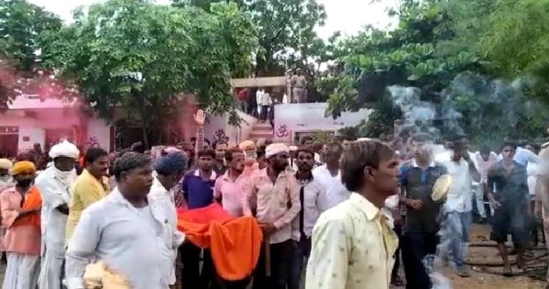 राजस्थान के जालोर में 40 घंटे तक पेड़ पर लटका रहा संत रविनाथ का शव, पुलिस और प्रदर्शनकारियों के बीच झड़प