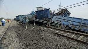 हरियाणा : दिल्ली-रोहतक रेल लाइन पर हादसा, खरावड़ स्टेशन के पास पटरी से उतरे मालगाड़ी के 8 डिब्बे, यातायात बाधित 