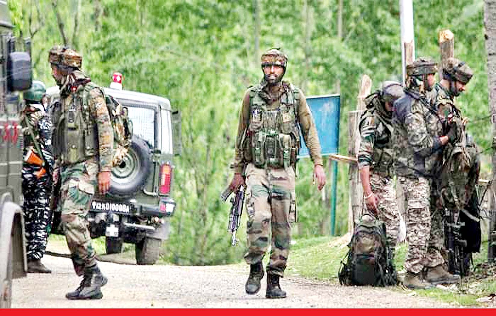 जम्मू-कश्मीरः राजौरी में आर्मी कैंप पर आत्मघाती हमला, दो आतंकवादी ढेर और तीन जवान भी शहीद