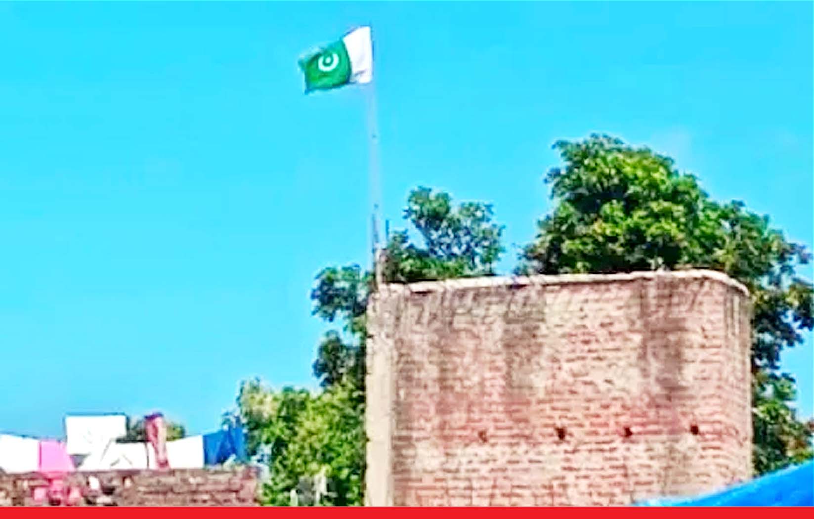 कुशीनगर में युवक ने घर में फहराया पाकिस्तानी झंडा, केस दर्ज