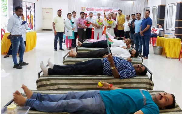 एमपी के जबलपुर में आजादी के अमृत महोत्सव पर पंजाबी महासंघ ने किया 75 यूनिट रक्तदान