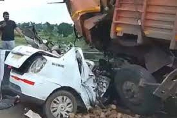महाराष्ट्र के बीड में भीषण सड़क हादसा, कार और टेंपो की भिड़ंत में 6 की मौत