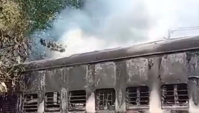 वॉशिंग पिट में खड़ी ट्रेन में लगी आग, कई बोगियों को पहुंचा नुकसान