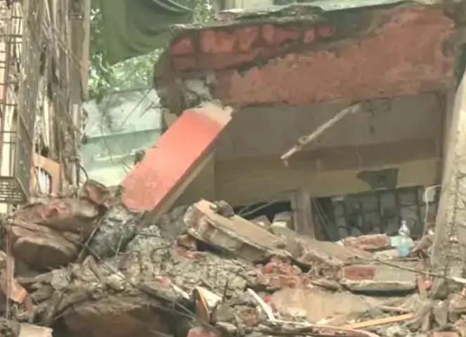 मुंबई में इमारत ढही, हादसे के वक्त बगल से गुजर रहे थे राहगीर, 15 लोगों के दबे होने की आशंका