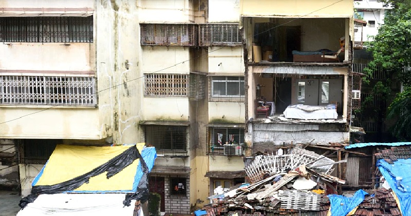 मुंबई के बोरीवली में भरभरा कर गिरी चार मंजिला इमारत, फायर ब्रिगेड की 8 गाडिय़ां मौके पर