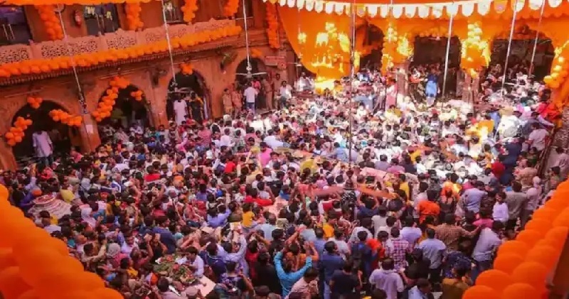 मथुरा के बांके बिहारी मंदिर में मंगला आरती के समय अत्याधिक भीड़ में दम घुटने से 2 श्रद्धालुओं की मौत