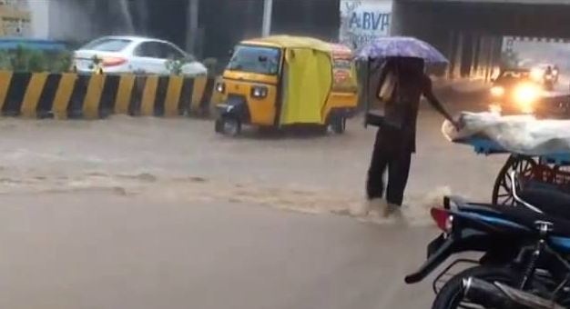 जबलपुर में झमाझम बारिश का सिलसिला जारी, बस्तियां जलमग्न, कालोनियों में पानी भरा, ग्वारीघाट की दुकानें डूबी