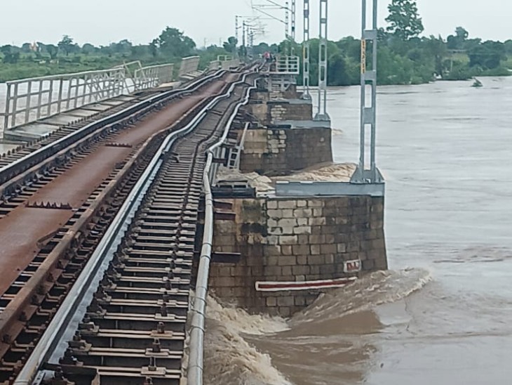 नदी में उफान से रेलवे ट्रैक क्षतिग्रस्त, इंदौर-कोटा मार्ग बंद, 9 ट्रेनों का मार्ग बदला