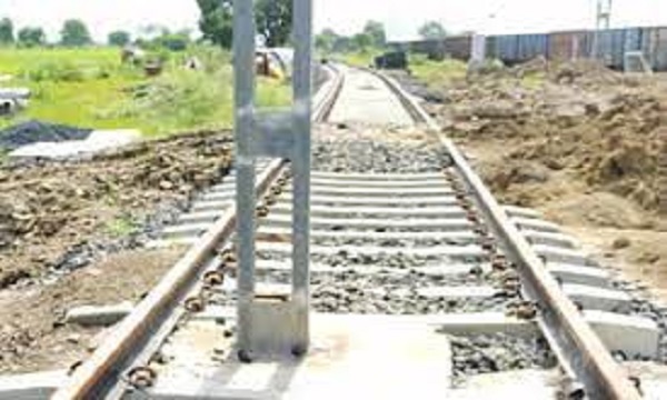 पमरे के थर्ड लाइन प्रोजेक्ट मेें रेलवे का गजब कारनामा, पटरियों के बीच लगा दिया ओएचई लाइन का खंबा