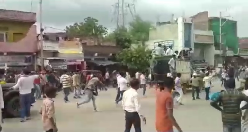 एमपी के भिंड में भाजपा से निष्कासित नेता की रैली में पुलिस कर्मियों पर पथराव, वाहन के सामने हुए ब्लास्ट