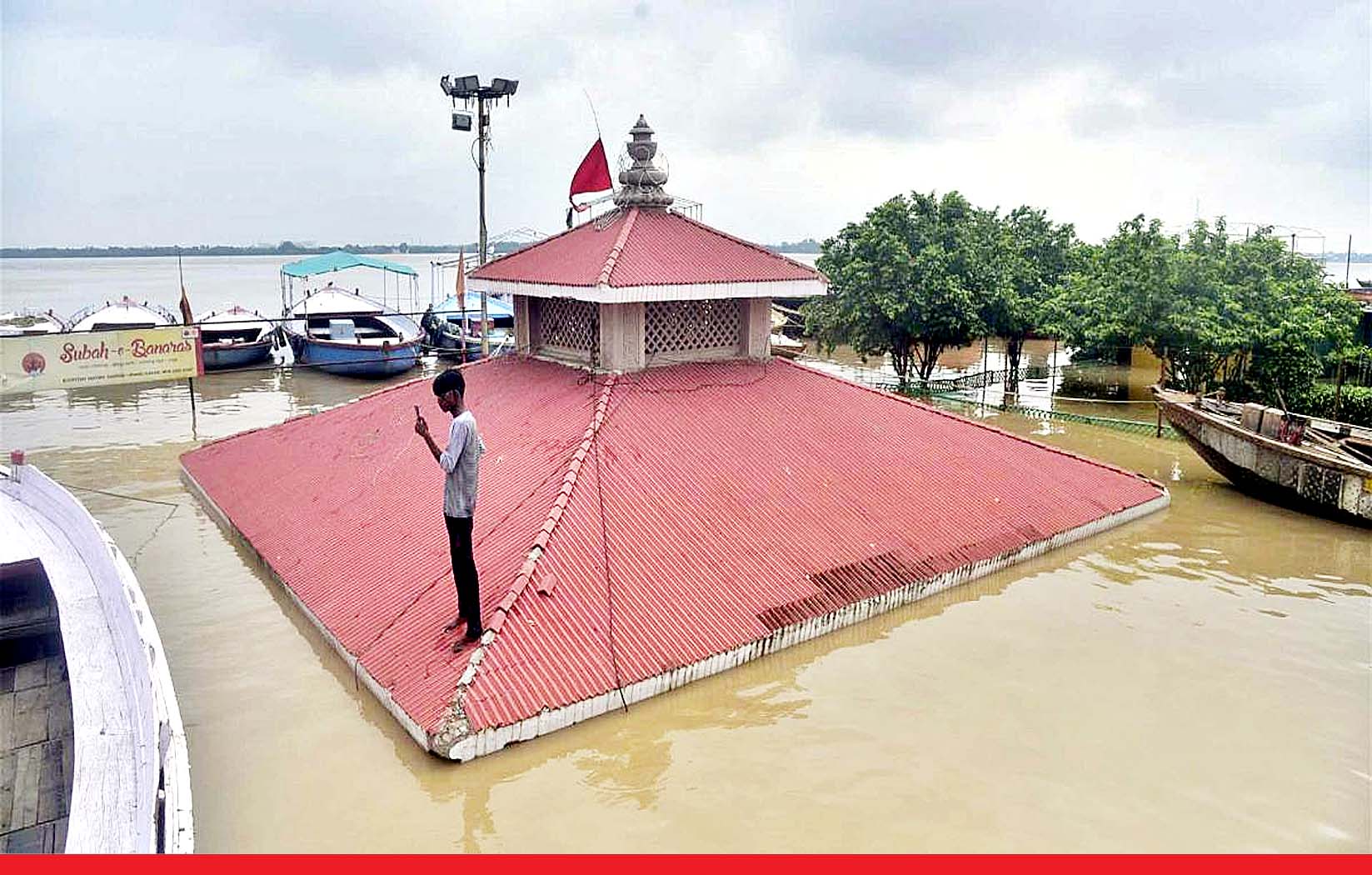 प्रयागराज में गंगा और यमुना दोनों नदियां उफान पर, अब तक हजारों लोग बेघर