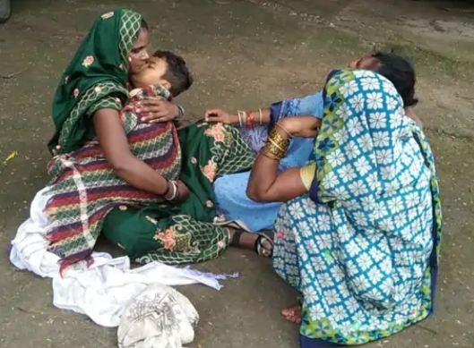 जबलपुर के बरगी स्वास्थ्य केन्द्र के बाहर मां की गोद में बच्चे ने तोड़ा दम, रोते हुए मां बोली नहीं मिले डॉक्टर..!