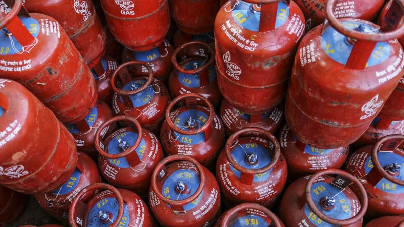 पेट्रोलियम कंपनियों ने दी राहत: कमर्शियल गैस सिलेंडर की कीमत में 100 रुपये की कटौती