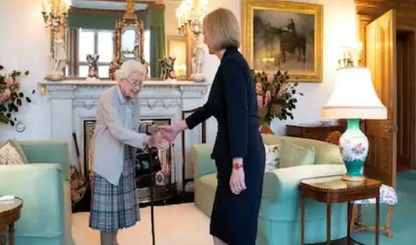क्वीन एलिजाबेथ की मौजूदगी में लिज ट्रस ने ली ब्रिटेन के प्रधानमंत्री पद की शपथ