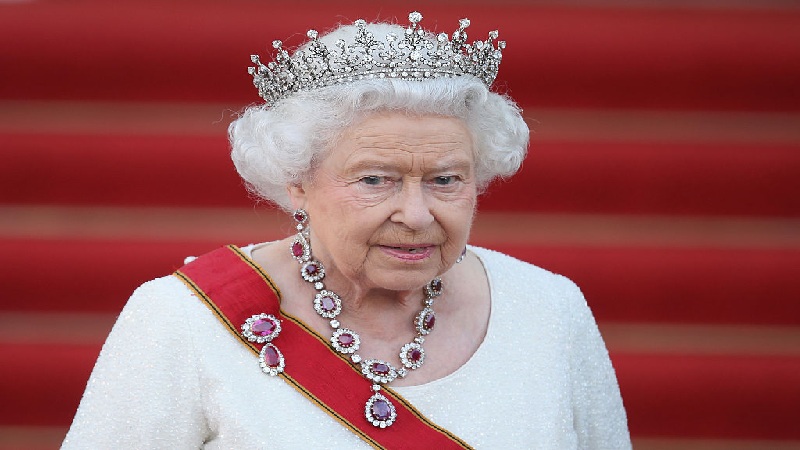 ब्रिटेन की महारानी एलिजाबेथ तबीयत खराब होने के बाद डॉक्टरों की देखरेख में, खबर से पूरा देश चिंतित