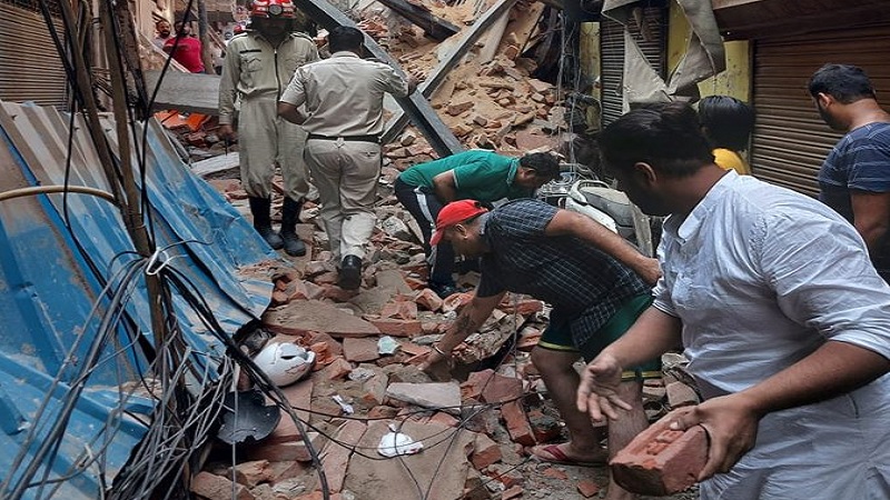 दिल्ली में निर्माणाधीन इमारत गिरने से मलबे में दबे कई मजदूर, तीन की मौत