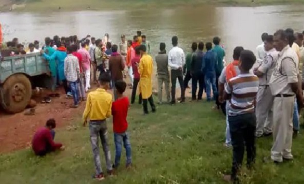 जबलपुर में गणेश विसर्जन के वक्त लोडिंग वाहन हिरन नदी में गिरा, मची चीख पुकार