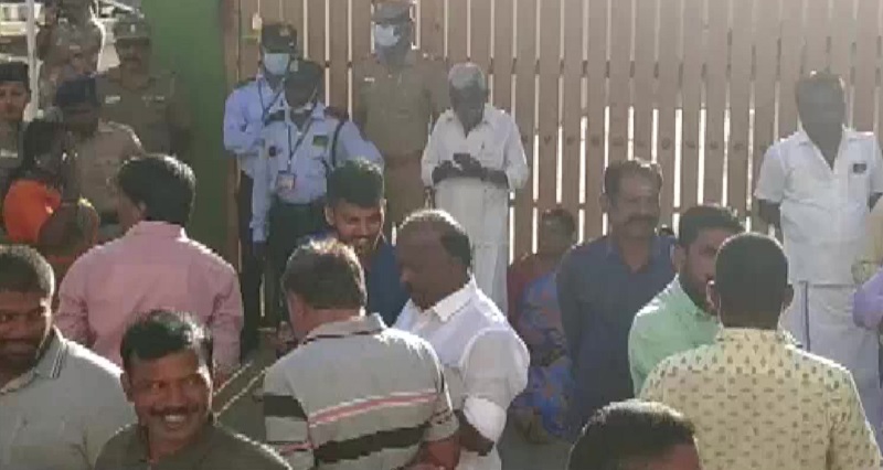 तमिलनाडु के पूर्व मंत्री वेलुमणि के 26 ठिकानों पर छापा, विरोध कर रहे AIDMK के सात विधायक हिरासत में