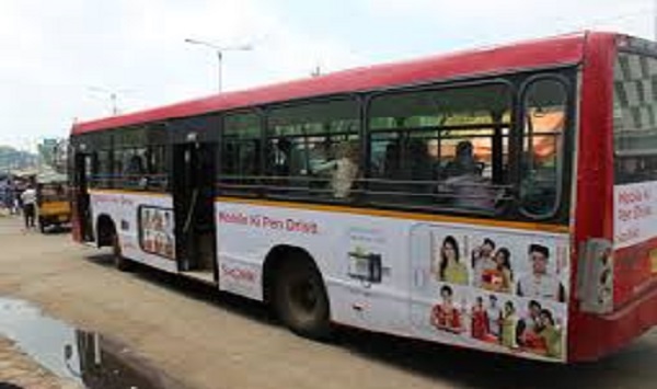 जबलपुर में मेट्रो बस कंडेक्टर के साथ मारपीट कर टिकट के 7 हजार रुपए लूटे